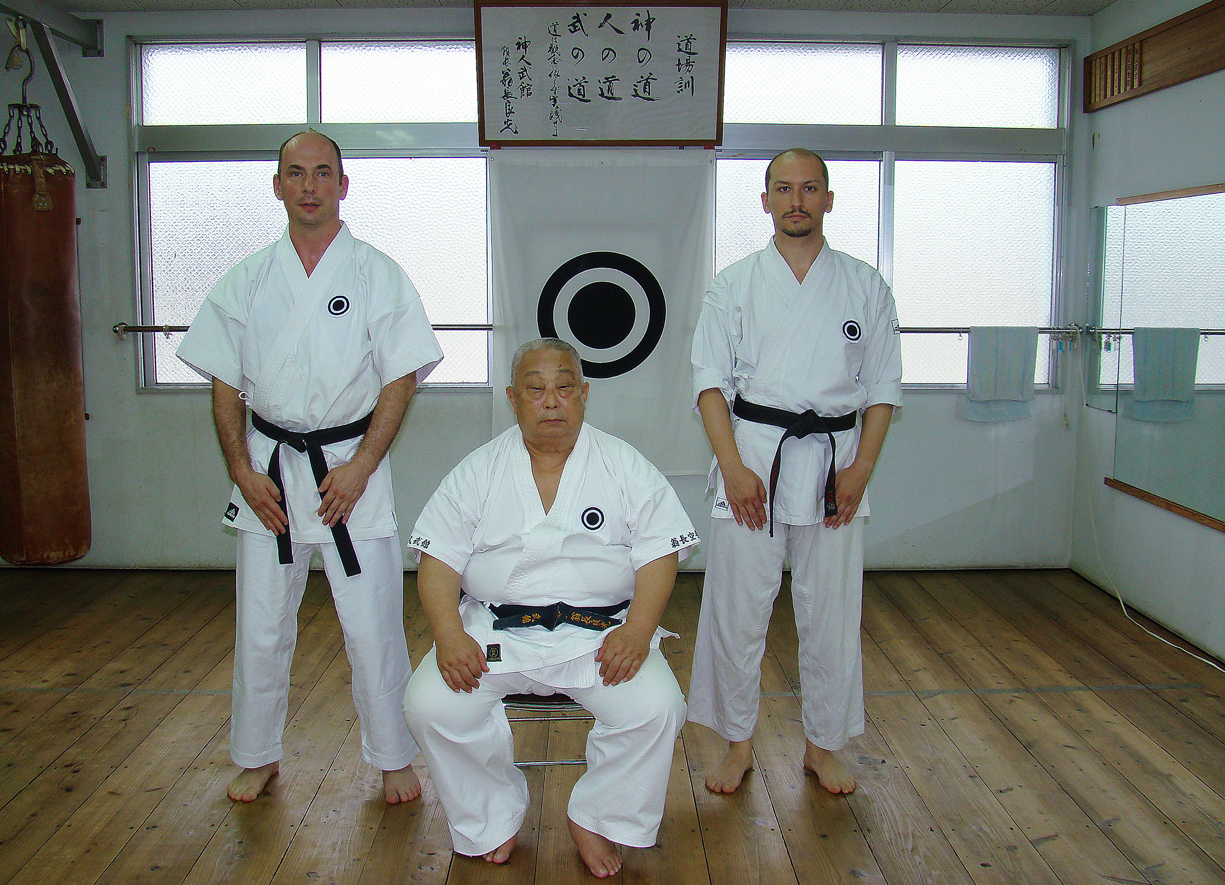 Ci-dessus: Onaga Yoshimitsu Kaichō (assis au centre) <br>Jean-marie PERRIER (gauche) et Ludovic SOLER (droite). <br>Shinjinbukan Honbu Dōjō, Okinawa, 2012.
