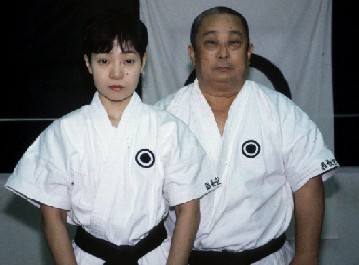 <strong>AU-DESSUS:</strong> Onaga Michiko avec son père. <br>
Shinjinbukan Honbu Dōjō. Okinawa, 2000.