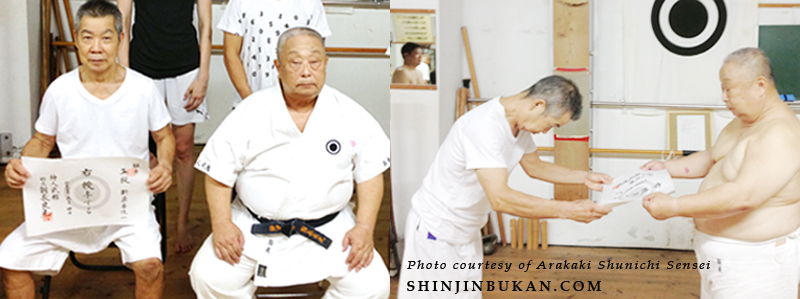 <strong>CI-DESSUS:</strong> Onaga Yoshimitsu Kaichō présentant le certificat de Renshi, rendez-vous à Dan Arakaki Shunichi Sensei.<br>
Shinjinbukan Honbu Dojo, Okinawa - 4 septembre 2013.